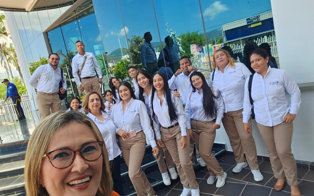 Zonia Vergara con un equipo de una empresa frente a su sede, al cierre de una jornada de formación