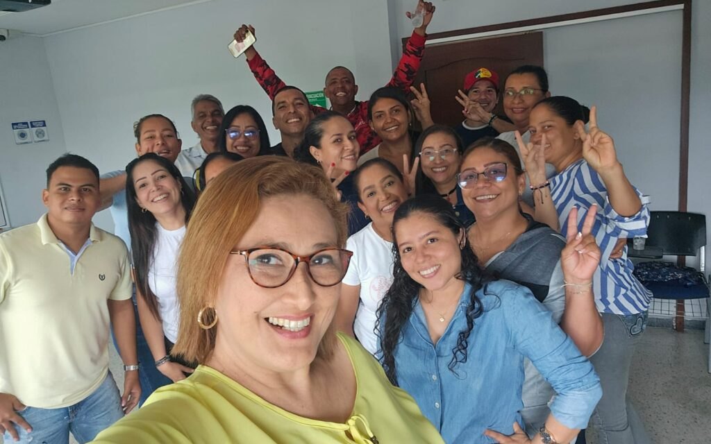 Zonia Vergara con un grupo de dieciocho participantes sonriendo al final de un taller de neuroeducación